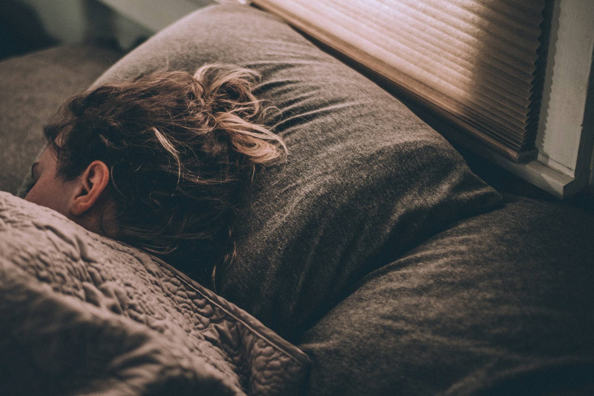 Eine Frau schläft im Bett