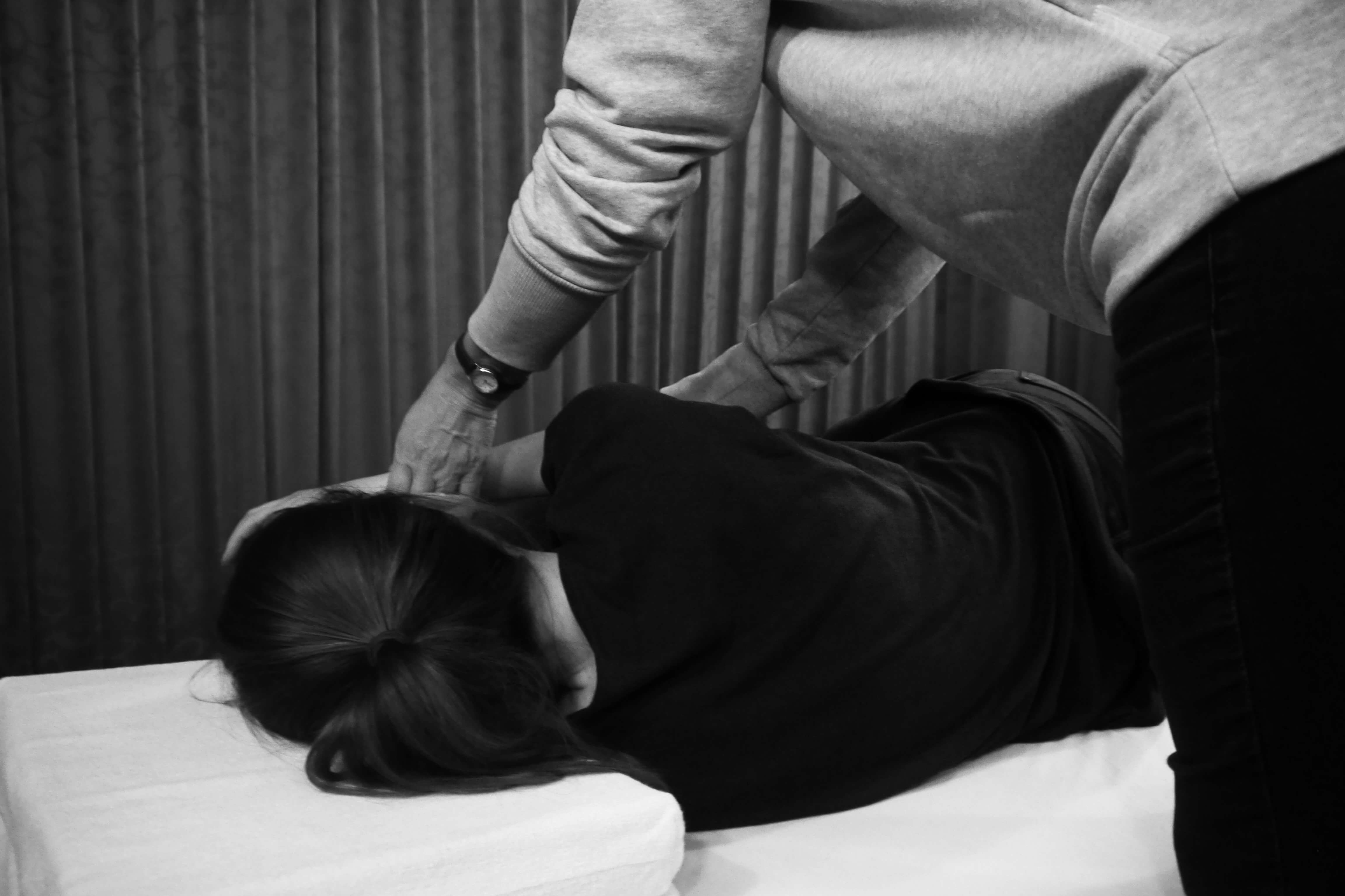 Eine Patientin erhält eine FI-Lektion im Feldenkrais-Kurs von Martina Pierdziwol in der Region Hannover