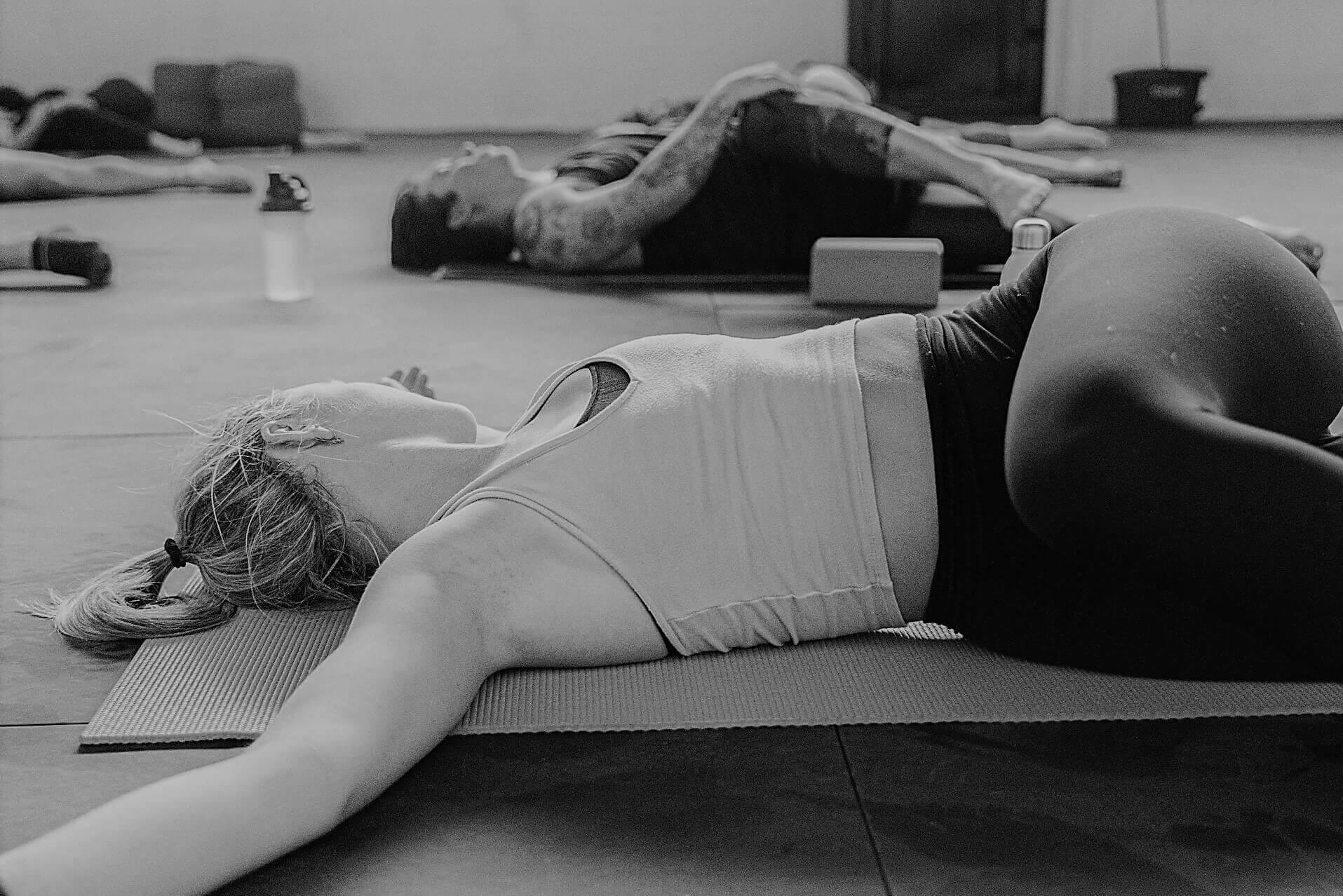 Mehrere Frauen praktizieren Feldenkrais Awareness through Movement auf Yoga-Matten